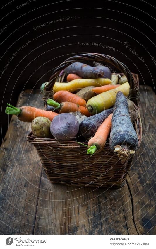 Wintergemüse, Karotten, Rote Bete, Kartoffeln und Pastinaken schwarzer Hintergrund Textfreiraum roh vitaminreich rustikal Fülle Fuelle dunkles Holz Mohrrüben