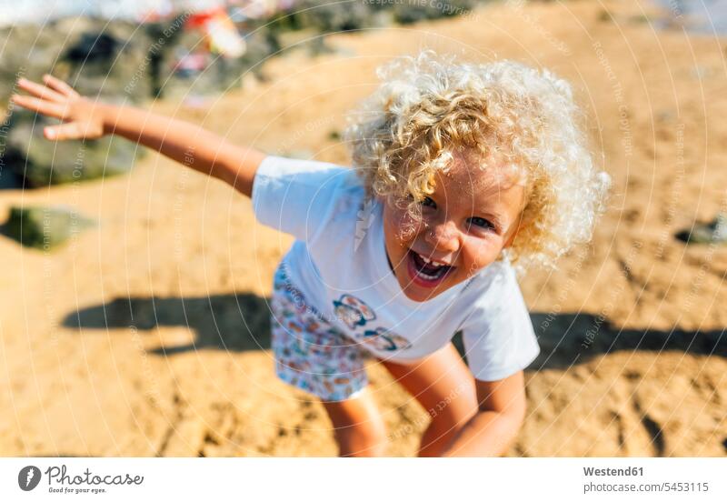 Porträt eines lachenden kleinen Jungen am Strand Beach Straende Strände Beaches Buben Knabe Knaben männlich Portrait Porträts Portraits Kind Kinder Kids Mensch