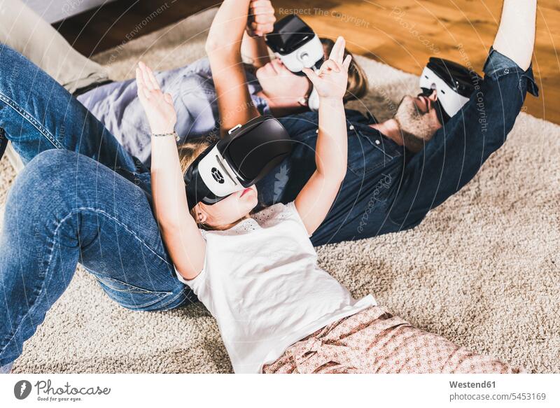 Familie benutzt VR-Brille zu Hause Teppich Teppiche interaktiv Interaktivität Wearable Wearables Wearable Computer Virtual Reality Brille Virtual-Reality-Brille