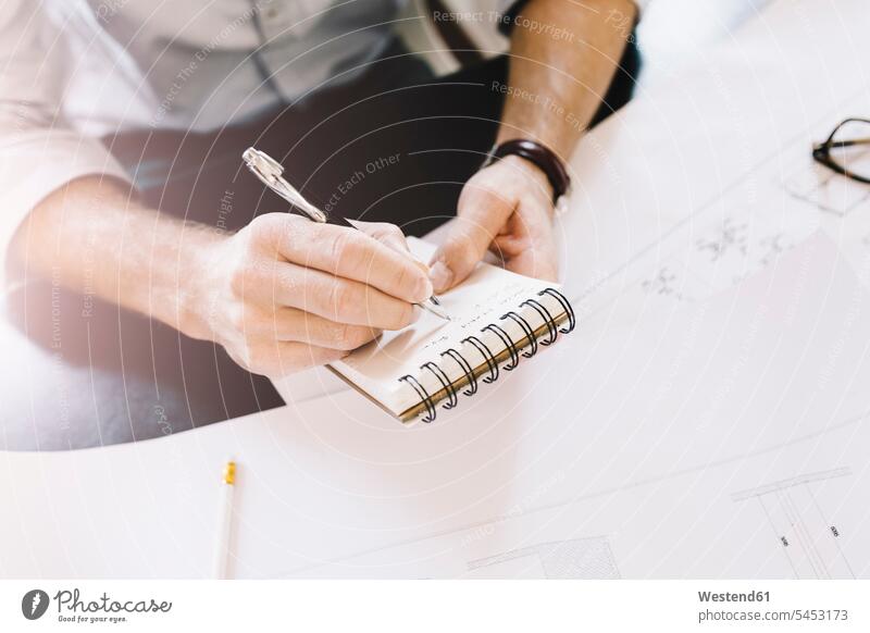 Architekt macht Notizen am Schreibtisch Hand Hände Mensch Menschen Leute People Personen aufschreiben notieren Architekten Büro Office Büros arbeiten Arbeit