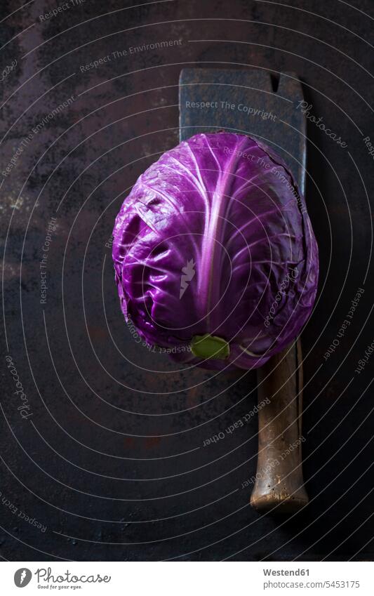 Purple Sweetheart Kohl und Hackbeil auf dunklem Grund Spitzkohl Spitzkraut Frische frisch Gesunde Ernährung Ernaehrung Gesunde Ernaehrung Gesundheit gesund