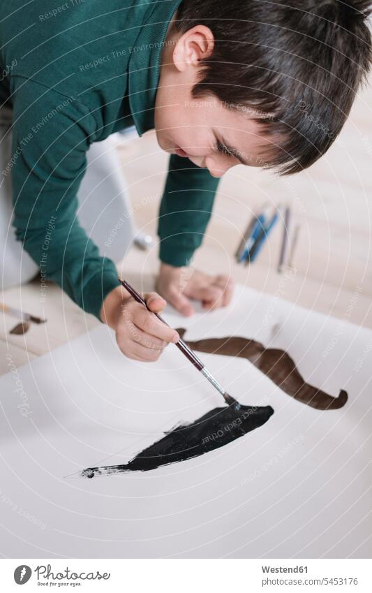 Fröhlicher kleiner Junge malt zu Hause auf den Boden Böden Boeden malen Fußboden Fußboeden Fussboeden Fussboden Fußböden Fussböden glücklich Glück