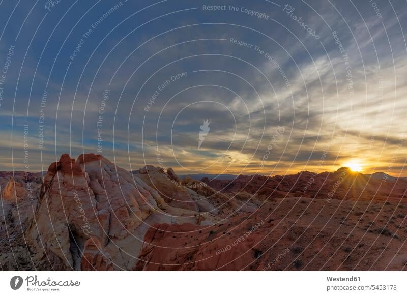 USA, Nevada, Valley of Fire State Park, Sandstein- und Kalksteinfelsen, White Domes bei Sonnenuntergang Landschaftsaufnahme Landschaftsfotografie Natur