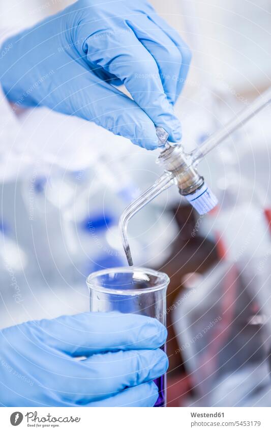 Nahaufnahme eines Wissenschaftlers im Labor, der mit Flüssigkeit arbeitet wissenschaftlich Wissenschaften Probe Muster Labore Becherglas Chemie Flüssigkeiten