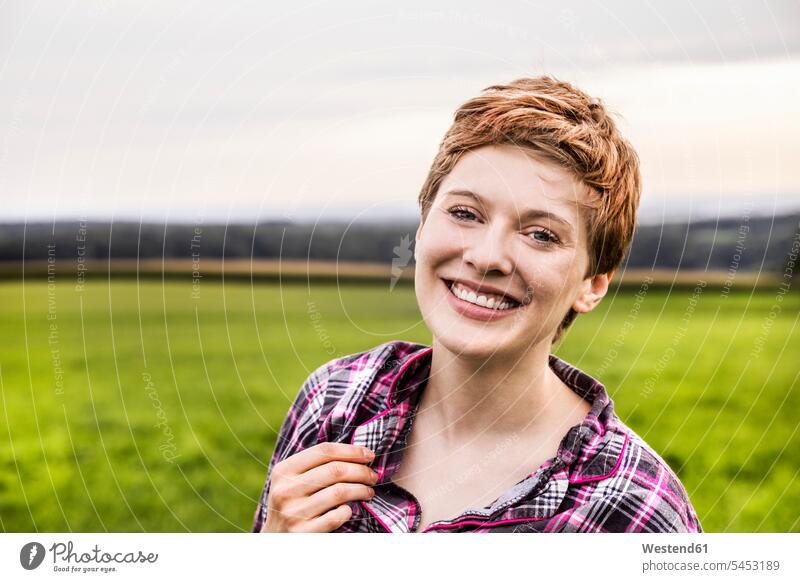 Porträt einer lächelnden Frau im Pyjama in ländlicher Landschaft Portrait Porträts Portraits Landschaften weiblich Frauen Erwachsener erwachsen Mensch Menschen