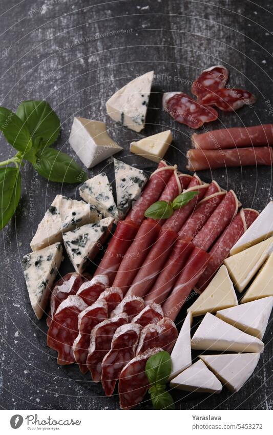 Foto von geschnittenen Stücken verschiedener Wurst- und Käsesorten, Fotografie Fleisch Wurstwaren Salami Variation Snack keine Menschen Lebensmittel