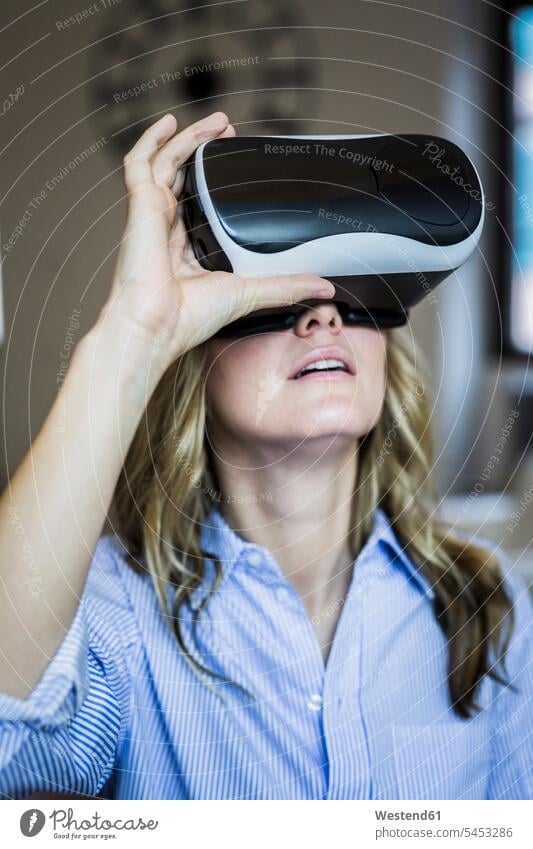 Frau mit VR-Brille Virtuelle Realität Virtuelle Realitaet weiblich Frauen Brillen Erwachsener erwachsen Mensch Menschen Leute People Personen