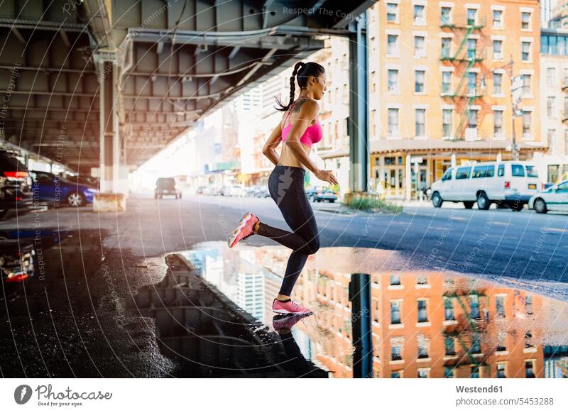 Frauentraining am Vormittag in Manhattan in der Nähe der Brooklyn Bridge Brücke Bruecken Brücken laufen rennen trainieren schnell Schnelligkeit geschwind