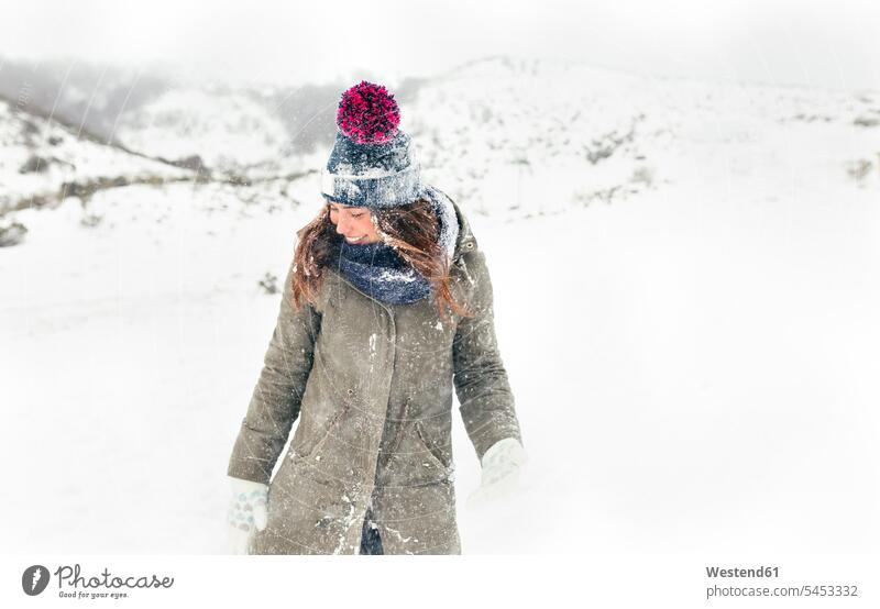Porträt einer schönen Frau im Schnee lachen Winter winterlich Winterzeit positiv Emotion Gefühl Empfindung Emotionen Gefühle fühlen Empfindungen emotional