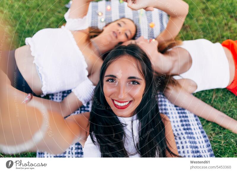 Selfie von Freunden in einem Park auf einer Decke liegend entspannt entspanntheit relaxt Selfies liegt Freundinnen Parkanlagen Parks Entspannung relaxen