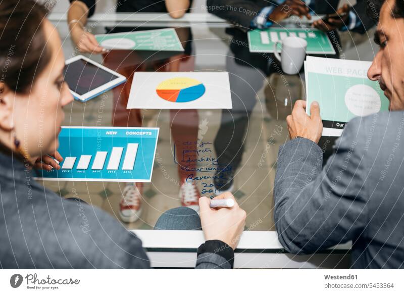 Kreative Geschäftsleute haben eine Besprechung im Büro Tablet Tablet Computer Tablet-PC Tablet PC iPad Tablet-Computer Geschäftspersonen Statistik Office Büros