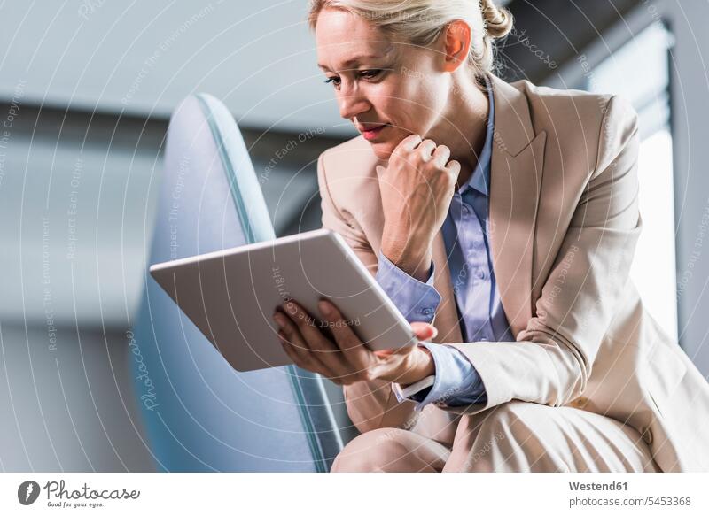 Geschäftsfrau hält Tablette Geschäftsfrauen Businesswomen Businessfrauen Businesswoman Tablet Computer Tablet-PC Tablet PC iPad Tablet-Computer Geschäftsleute