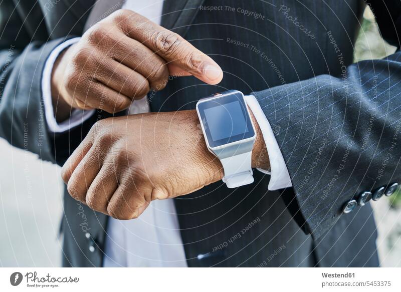 Älterer Geschäftsmann trägt Smartwatch Zeit checken Computer Rechner Wearable Wearables Wearable Computer Businessmann Businessmänner Geschäftsmänner