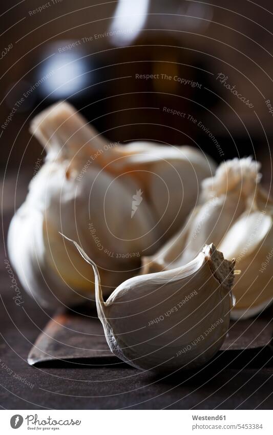 Knoblauchzehe, Nahaufnahme weiß weißes weißer weiss dunkler Hintergrund Linsenreflexion Blendenflecken Reflexlicht Lens Flare Knoblauchzehen Küchengewürz