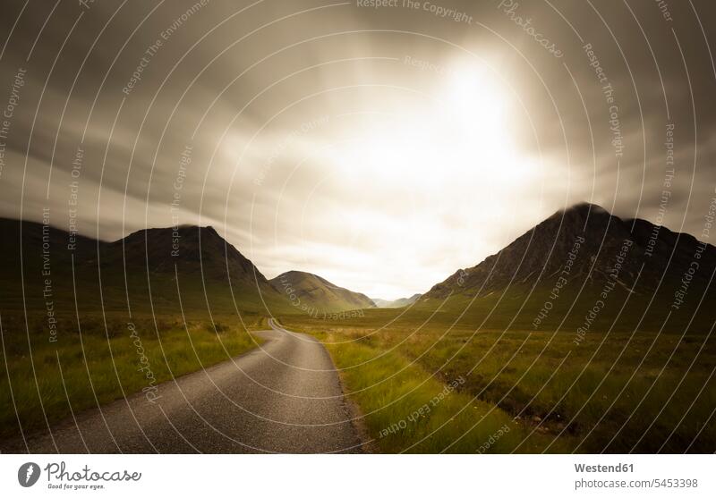 Großbritannien, Schottland, leere Straße im Trossachs-Nationalpark Niemand Ruhe Beschaulichkeit ruhig Abendlicht abendliches Licht Abwesenheit menschenleer