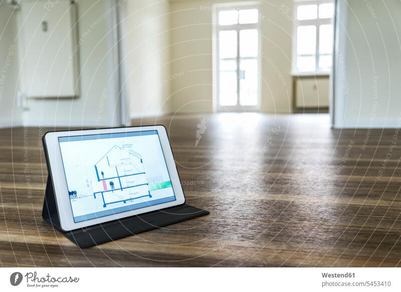 Tafel mit Hausmodell auf Holzboden Tablet Tablet Computer Tablet-PC Tablet PC iPad Tablet-Computer Umzug umziehen Wohnung wohnen Wohnungen Rechner Wohnen