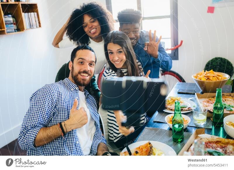 Gruppe von Freunden posiert für ein Selfie am Esstisch zu Hause Handy Mobiltelefon Handies Handys Mobiltelefone Selfies Spaß Spass Späße spassig Spässe spaßig