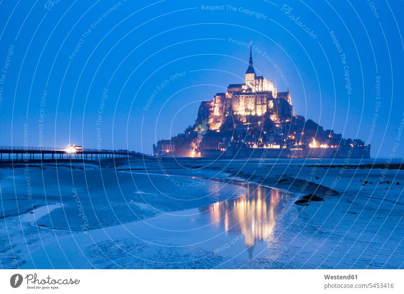 Frankreich, Blick auf den beleuchteten Mont Saint-Michel bei Ebbe und blauer Stunde Horizont Horizonte Textfreiraum Benediktinerkloster Benediktinerstift Insel