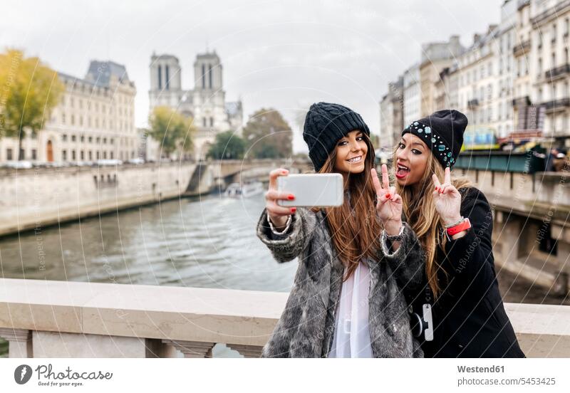 Frankreich, Paris, Touristen machen Selfie mit Handy fotografieren Selfies Freundinnen Freunde Freundschaft Kameradschaft Smartphone iPhone Smartphones
