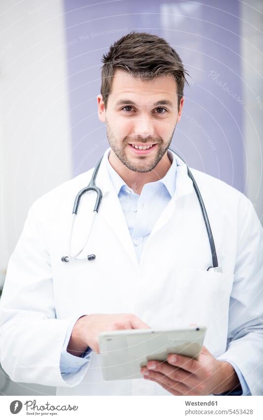 Porträt eines lächelnden Arztes mit Tablette Tablet Computer Tablet-PC Tablet PC iPad Tablet-Computer Doktoren Ärzte Rechner Medizin medizinisch