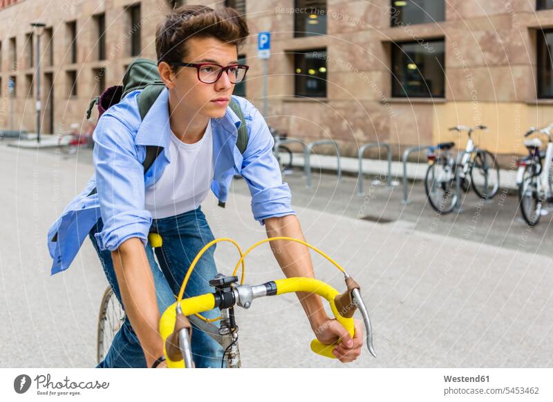 Porträt eines jungen Mannes auf einem Rennrad Männer männlich Radfahrer Fahrradfahrer Portrait Porträts Portraits Erwachsener erwachsen Mensch Menschen Leute