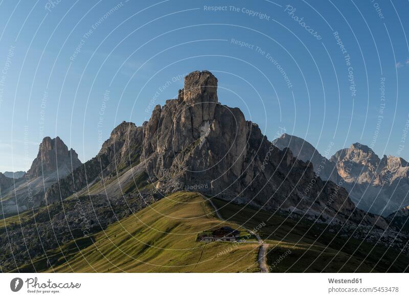 Italien, Alpen, Dolomiten, Passo di Giau am Vormittag Unesco Weltnaturerbe Unesco-Weltnaturerbe Gebirge Berglandschaft Gebirgslandschaft Gebirgskette Gebirgszug
