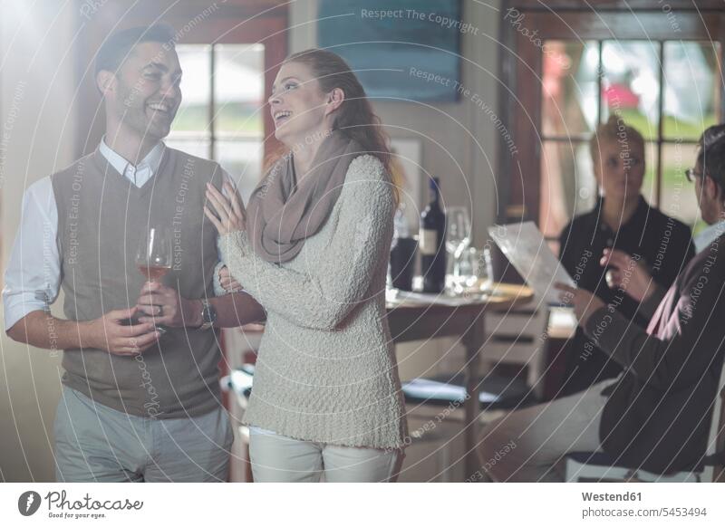 Glückliches Paar mit einem Glas Wein Weine Pärchen Paare Partnerschaft lächeln Alkohol Alkoholische Getraenke Alkoholisches Getränk Alkoholische Getränke