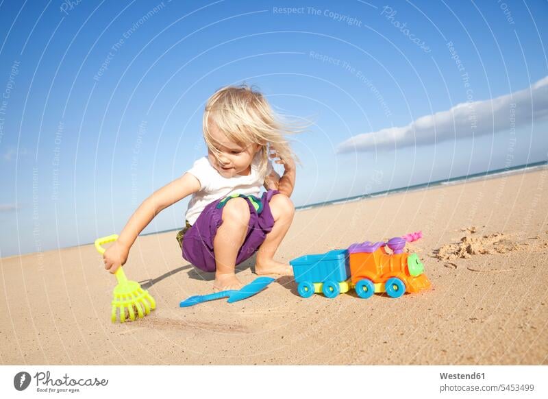 Spanien, Fuerteventura, Mädchen spielt am Strand spielen weiblich Beach Straende Strände Beaches glücklich Glück glücklich sein glücklichsein Kind Kinder Kids