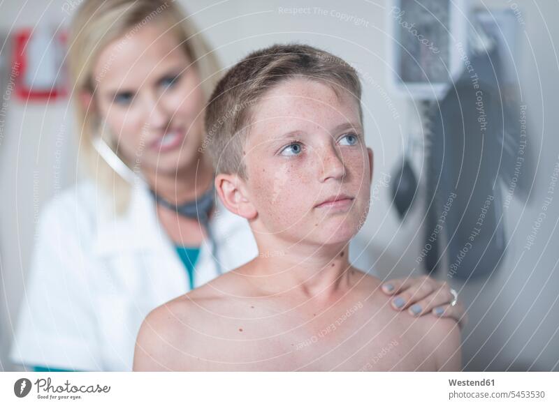 Weibliche Pädiaterin untersucht die Lunge eines Jungen mit dem Stethoskop Abhören abhorchen Auskultation abhoeren Buben Knabe Knaben männlich Kinderarzt