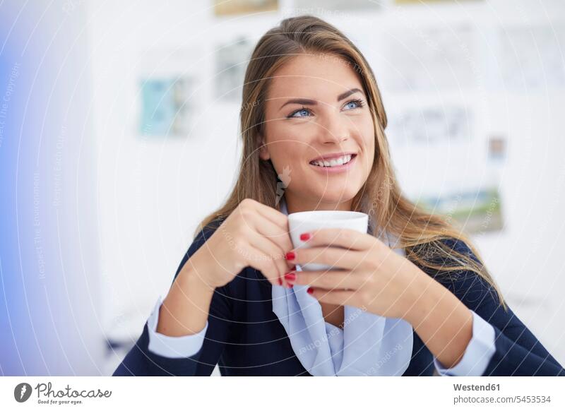 Lächelnde junge Frau macht Kaffeepause im Büro Portrait Porträts Portraits Office Büros lächeln trinken Geschäftsfrau Geschäftsfrauen Businesswomen