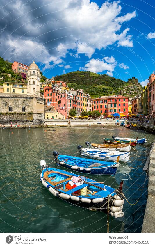 Italien, Ligurien, Cinque Terre, Vernazza, Hafen mit vertäuten Motorbooten malerisch pittoresk Außenaufnahme draußen im Freien Architektur Baukunst Haefen Häfen