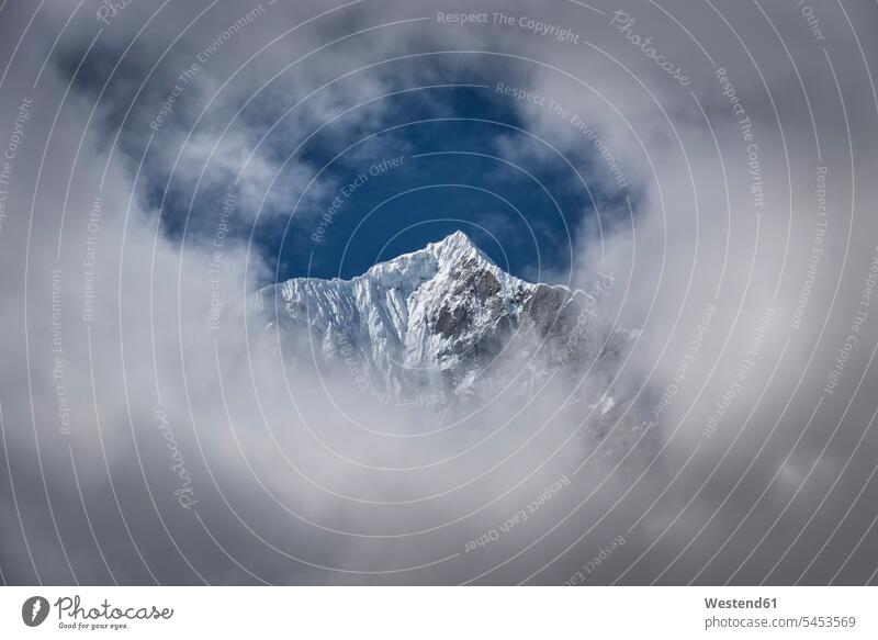 Nepal, Himalaya, Khumbu, Everest-Region, Thanna Bhanjyang Himmel Wolkengebilde Natur Außenaufnahme draußen im Freien imposant beeindruckend Lücke Gipfel