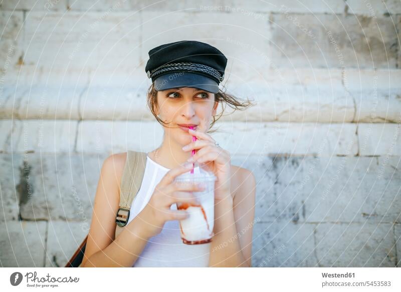 Porträt einer jungen Frau, die einen Smoothie trinkt trinken Smoothies weiblich Frauen Getränk Getraenk Getränke Getraenke Food and Drink Lebensmittel