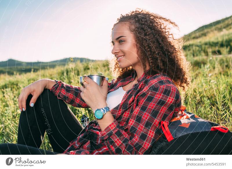 Teenagermädchen mit Thermosflasche, das sich in der Natur ausruht Portrait Porträts Portraits Teenagerin junges Mädchen Teenagerinnen weiblich junge Frau