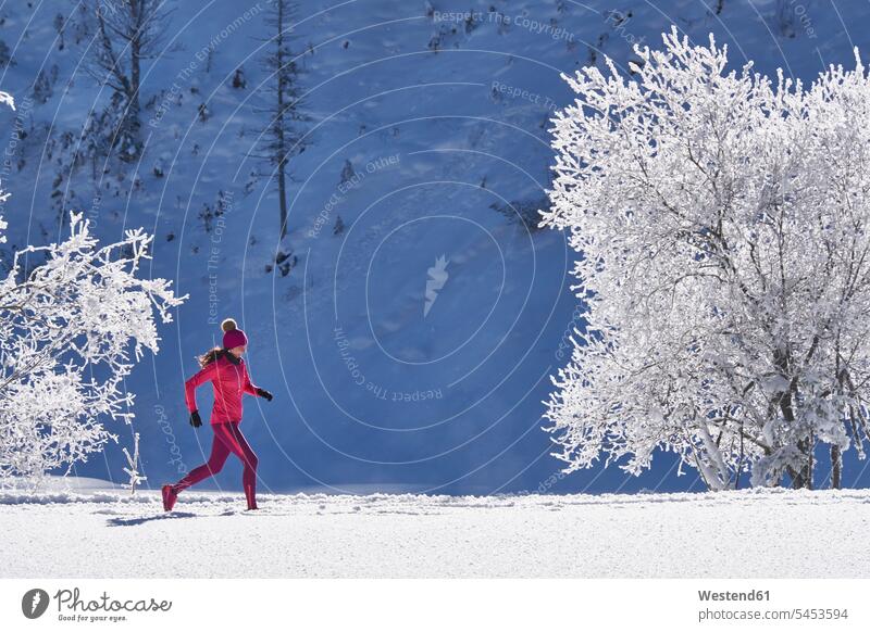 Österreich, Tirol, Risstal, Frau joggt im Winter Joggen Jogging trainieren laufen rennen weiblich Frauen Fitness fit Gesundheit gesund Sport Erwachsener