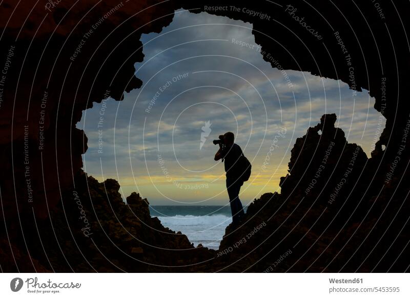 Australien, Port Lincoln, Fotograf, der an der Küste fotografiert Meer Meere fotografieren Mann Männer männlich Gewässer Wasser Erwachsener erwachsen Mensch