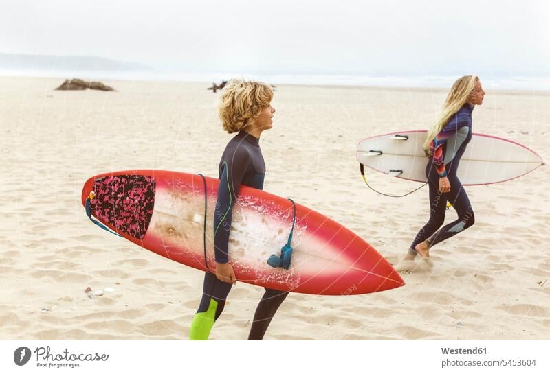 Spanien, Aviles, zwei junge Surfer am Strand Beach Straende Strände Beaches Surfbrett Surfbretter surfboard surfboards Wellenreiter Teenager Jugendliche