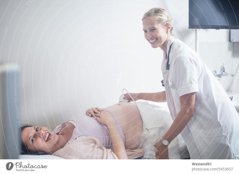 Arzt im Krankenhaus macht Sonogramm mit schwangerer Frau Ultraschalluntersuchung Sonographie Echographie Ultraschalluntersuchungen Schwangere schwangere Frau