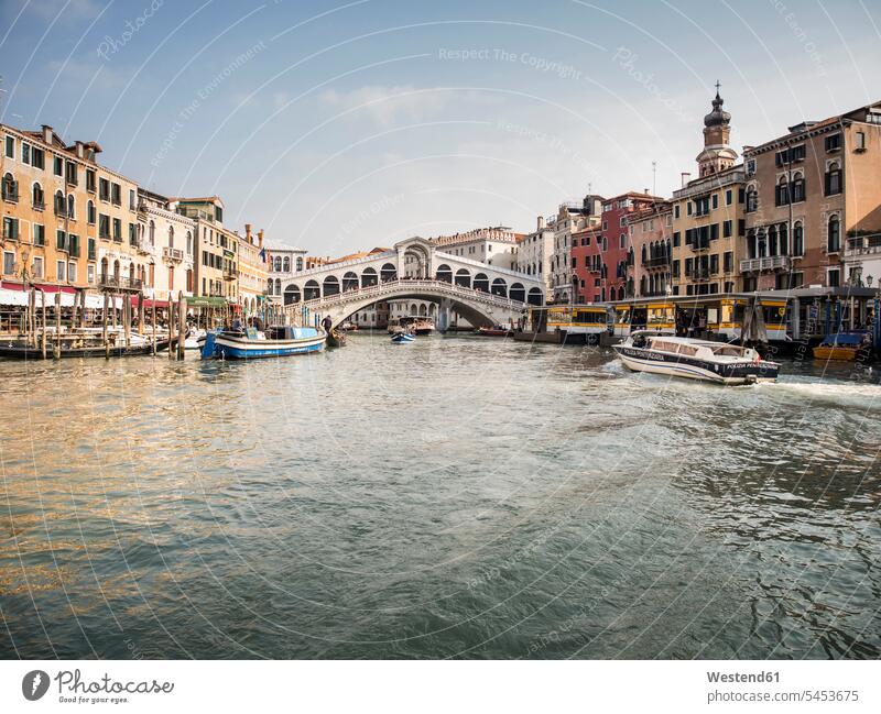 Italien, Venedig, Blick auf Canal Grande und Rialto-Brücke Wasserfahrzeuge Abendlicht abendliches Licht Kanal Kanaele Kanäle Textfreiraum Ruhige Szene Ruhe