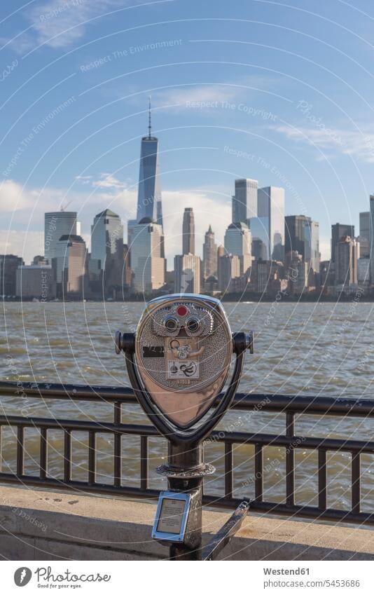 USA, New York City, Manhattan, New Jersey, Stadtbild mit münzbetriebenen Ferngläsern Sehenswürdigkeit Sehenwürdigkeiten sehenswert Aussicht Ausblick Ansicht