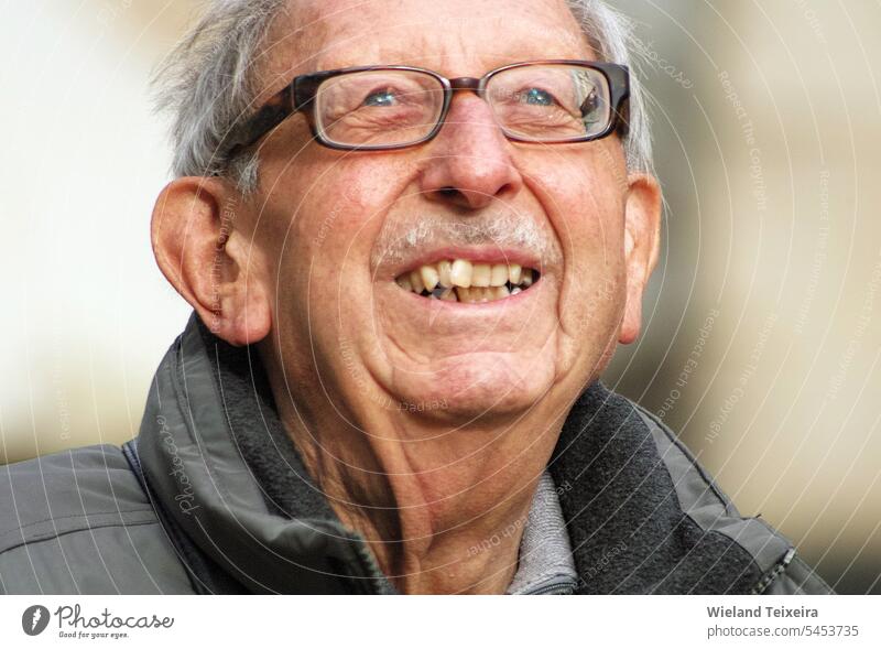 Porträt eines 81 Jahre alten glücklichen Mannes mit Brille im Freien Behaarung gealtert Nahaufnahme Menschen männlich freundlich Aussehen Deutsch Kaukasier Auge
