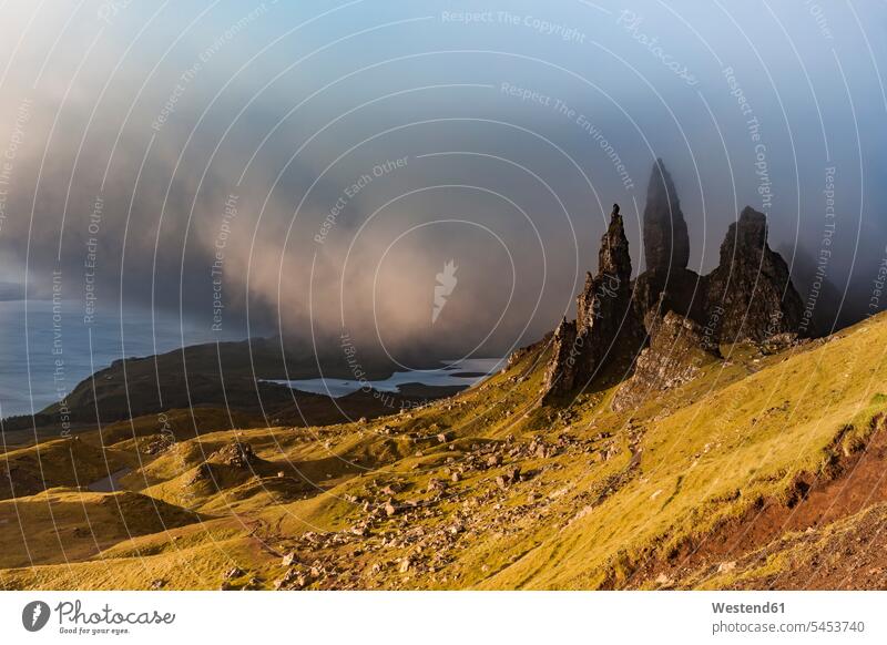 Großbritannien, Schottland, Isle of Skye, The Storr bei bewölktem Himmel Wolke Wolken Landschaft Landschaften Abgeschiedenheit Einsamkeit abgeschieden