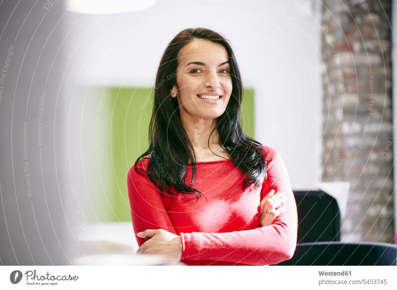Porträt einer selbstbewussten Geschäftsfrau Geschäftsfrauen Businesswomen Businessfrauen Businesswoman lächeln Unternehmerin Unternehmerinnen Geschäftsleute