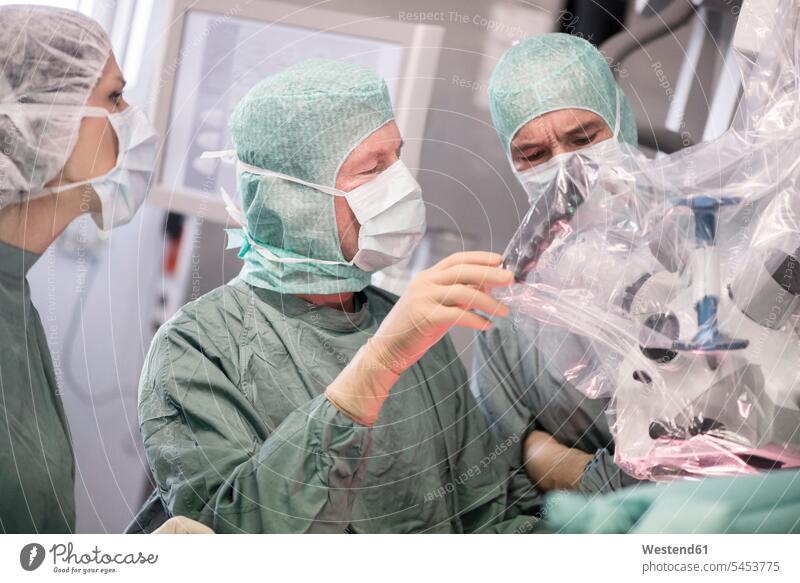Neurochirurgische Operation OP Operationen operieren Chirurgie Arzt Doktoren Ärzte Behandlung Krankenbehandlung Krankenbehandlungen Behandlungen Medizin
