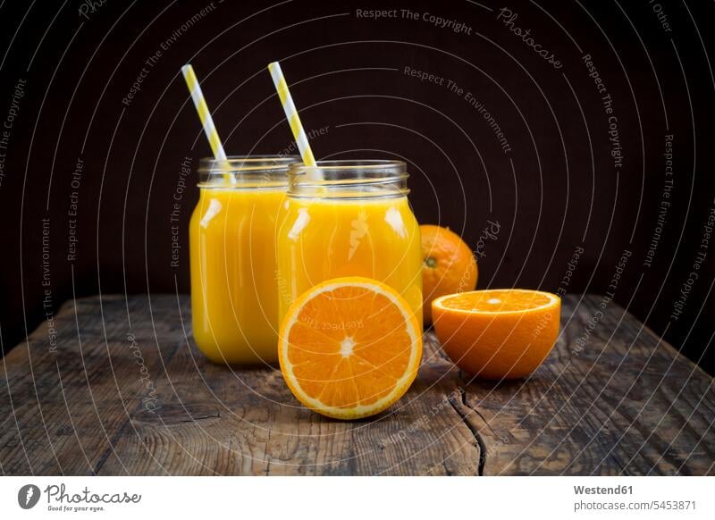 Frisch gepresster Orangensaft in Gläsern mit Strohhalmen Food and Drink Lebensmittel Essen und Trinken Nahrungsmittel aufgeschnitten Trinkhalm Trinkhalme Hälfte