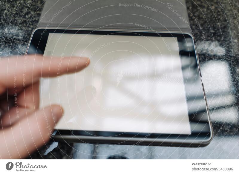 Tablett-Display mit Fingerberührung Tablet Computer Tablet-PC Tablet PC iPad Tablet-Computer Hand Hände Rechner Mensch Menschen Leute People Personen Displays