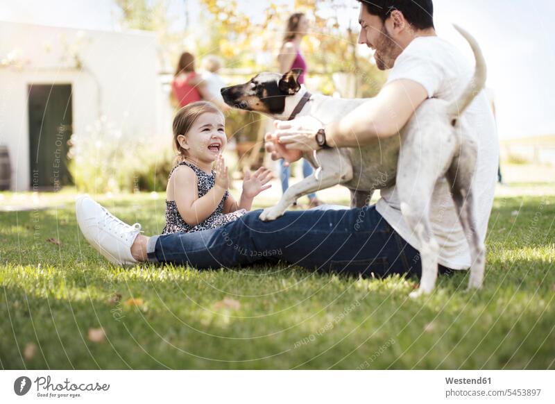 Glücklicher Vater, Tochter und Hund im Garten Hunde glücklich glücklich sein glücklichsein Papas Väter Vati Vatis Papis Spaß Spass Späße spassig Spässe spaßig