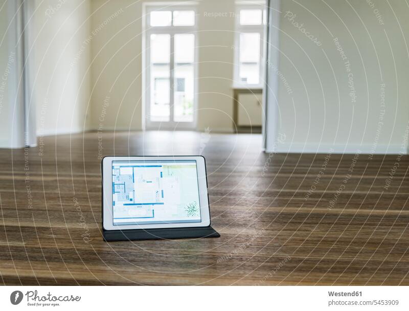 Tablett mit Grundriss auf Holzboden Wohnung wohnen Wohnungen Tablet Computer Tablet-PC Tablet PC iPad Tablet-Computer Grundrisse Umzug umziehen Wohnen Rechner