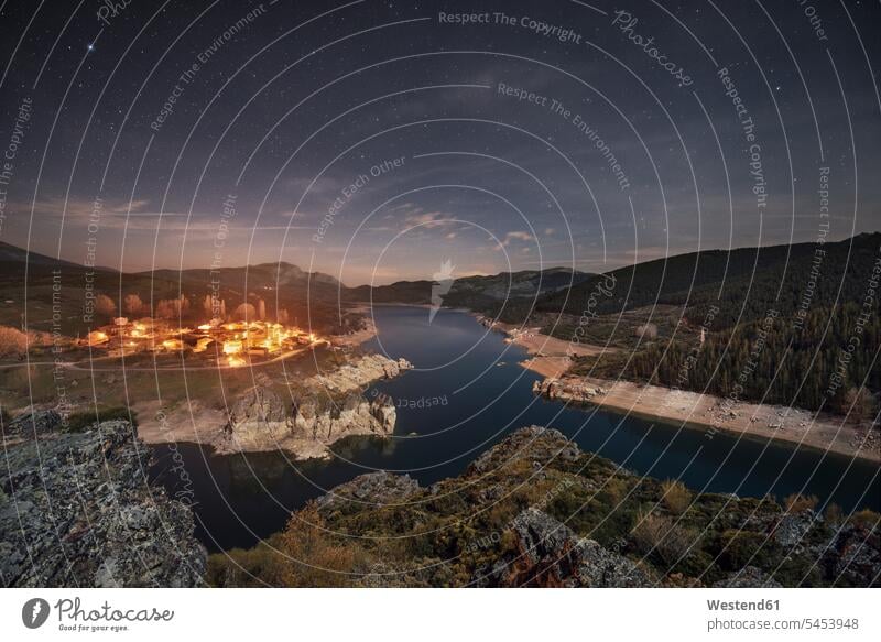 Spanien, Castilla y Leon, Palencia, Sternennacht über kleinem Dorf und See Camporredondo beleuchtet Beleuchtung Natur Berg Berge Außenaufnahme draußen im Freien