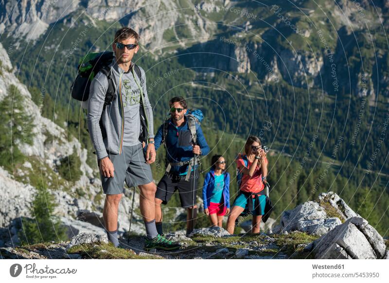 Italien, Freunde beim Trekking in den Dolomiten Dolomiti bergsteigen Bergsteiger Bergwandern Alpinisten aktiv Bergtour Trecking Alpen Bergsteigen Alpinismus